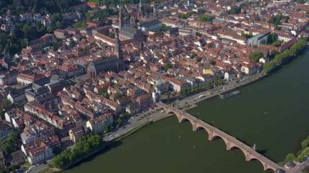 ドイツの町や城の古い歴史的な部分のハイデルベルクの空中ビュー 春の晴れた朝に — ストック動画