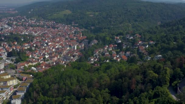 ドイツの町の古い歴史的な部分のWeinheimの空中ビュー 夏の晴れた朝に — ストック動画