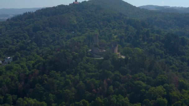 ドイツの町の古い歴史的な部分のWeinheimの空中ビュー 夏の晴れた朝に — ストック動画