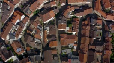Weinheim 'ın Almanya' nın tarihi bölgesinin havadan görünüşü. Güneşli bir yaz sabahında.