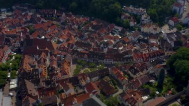 Weinheim 'ın Almanya' nın tarihi bölgesinin havadan görünüşü. Güneşli bir yaz sabahında.
