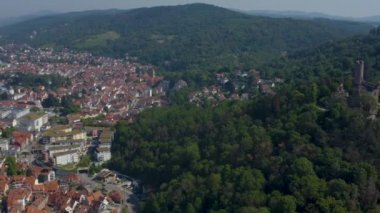 Weinheim 'ın Almanya' nın tarihi bölgesinin havadan görünüşü. Güneşli bir yaz sabahında.