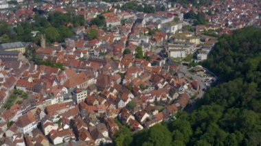 Weinheim 'ın Almanya' nın tarihi bölgesinin havadan görünüşü. Güneşli bir yaz sabahında.