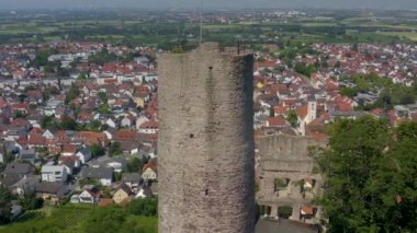 Baharda güneşli bir günde Schriesheim kasabasının ve Almanya 'daki Strahlenburg kalesinin hava manzarası.