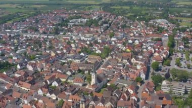 Baharda güneşli bir günde Schriesheim kasabasının ve Almanya 'daki Strahlenburg kalesinin hava manzarası.