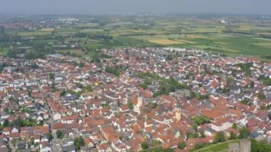 Baharda güneşli bir günde Schriesheim kasabasının ve Almanya 'daki Strahlenburg kalesinin hava manzarası.