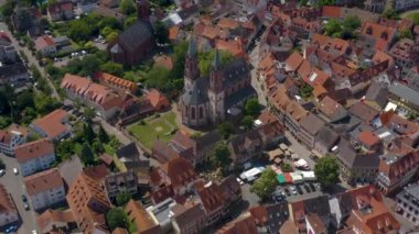 Güneşli bir baharda, Almanya 'nın Ladenburg şehrinin havası nekkar nehrinin yanında.. 