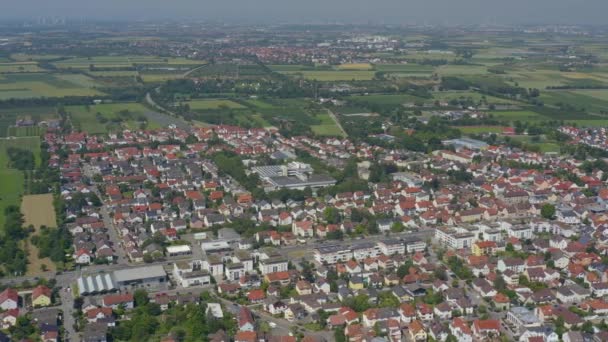 シュライスハイムの市街地と春の晴れた日にドイツのストレーレンブルク城の空中写真 — ストック動画