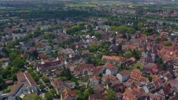 春の晴れた日にネッカー川の横にドイツの町Ladenburgの空中 — ストック動画