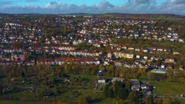 Almanya 'da sonbaharda güneşli bir günde Eutingen, Pforzheim çevresindeki hava manzarası.