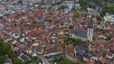 Almanya 'daki Oberursel şehrinin hava görüntüsü. Sonbaharda bulutlu bir günde.