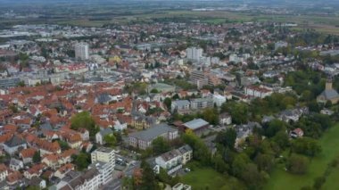 Almanya 'daki Oberursel şehrinin hava görüntüsü. Sonbaharda bulutlu bir günde.
