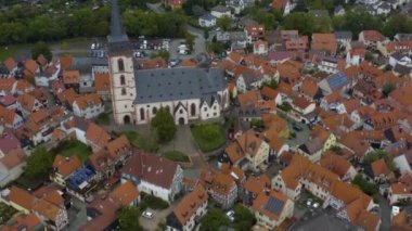 Almanya 'daki Oberursel şehrinin hava görüntüsü. Sonbaharda bulutlu bir günde.