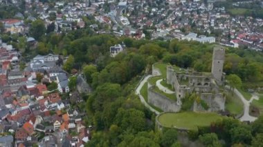 Almanya 'daki Knigstein im Taunus kalesinin ve şehrin havadan görünüşü. Sonbaharda bulutlu bir günde.