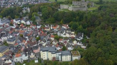 Almanya 'daki Knigstein im Taunus kalesinin ve şehrin havadan görünüşü. Sonbaharda bulutlu bir günde.