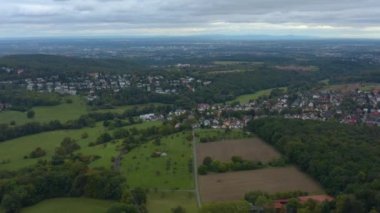 Almanya 'daki Koenigstein im Taunus kalesinin ve şehrin havadan görünüşü. Sonbaharda bulutlu bir günde. Castle Hill 'in yanından sola dön..