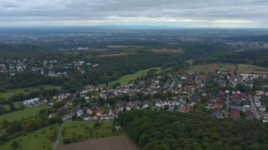 Almanya 'daki Koenigstein im Taunus kalesinin ve şehrin havadan görünüşü. Sonbaharda bulutlu bir günde. Castle Hill 'in yanından sola dön..