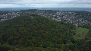Almanya 'daki Koenigstein im Taunus kalesinin ve şehrin havadan görünüşü. Sonbaharda bulutlu bir günde. Castle Hill 'in yanından sola dön..