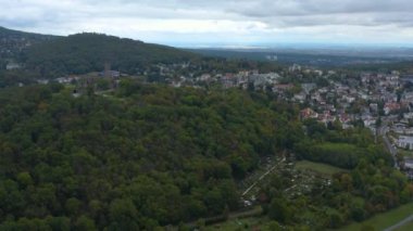Almanya 'daki Koenigstein im Taunus kalesinin ve şehrin havadan görünüşü. Sonbaharda bulutlu bir günde. Castle Hill 'in yanından sola dön..