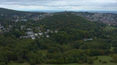 Almanya 'daki Koenigstein im Taunus kalesinin ve şehrin havadan görünüşü. Sonbaharda bulutlu bir günde. Castle Hill 'in yanından sola dön..