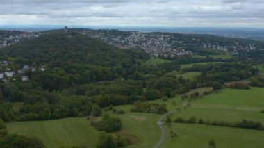 Almanya 'daki Koenigstein im Taunus kalesinin ve şehrin havadan görünüşü. Sonbaharda bulutlu bir günde. Castle Hill 'in yanından sola dön..