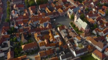 Almanya 'daki Gross-Umstadt im Odenwald şehrinin hava manzarası. Sonbaharda bulutlu bir günde. 