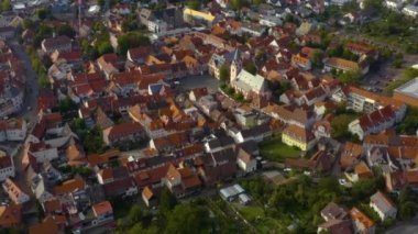 Almanya 'daki Gross-Umstadt im Odenwald şehrinin hava manzarası. Sonbaharda bulutlu bir günde. 