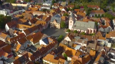 Almanya 'daki Gross-Umstadt im Odenwald şehrinin hava manzarası. Sonbaharda bulutlu bir günde. 