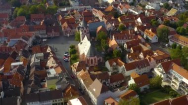 Almanya 'daki Gross-Umstadt im Odenwald şehrinin hava manzarası. Sonbaharda bulutlu bir günde. 