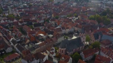 Almanya 'daki Gross-Umstadt im Odenwald şehrinin hava manzarası. Sonbaharda bulutlu bir günde. 