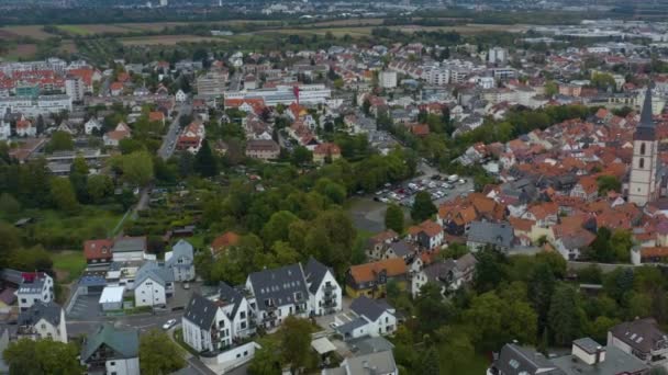 Almanya Daki Oberursel Şehrinin Hava Görüntüsü Sonbaharda Bulutlu Bir Günde — Stok video