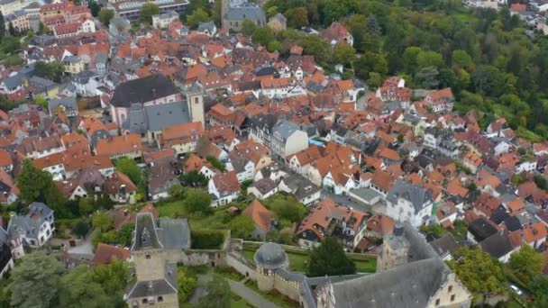从空中俯瞰德国的克朗贝格城和城堡 秋天的阴天 — 图库视频影像
