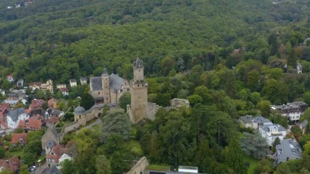 Luftaufnahme Der Stadt Und Der Burg Kronberg Deutschland Einem Bewölkten — Stockvideo