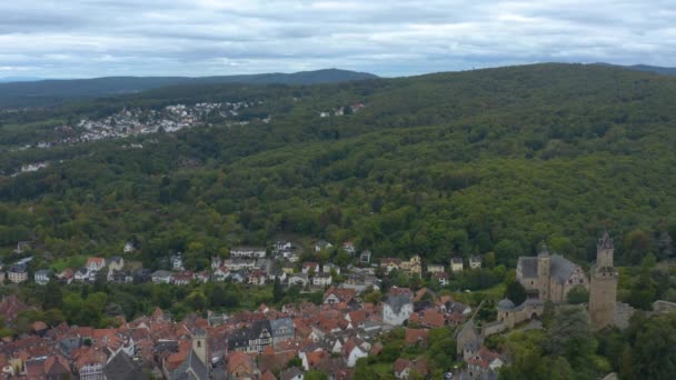 Widok Lotu Ptaka Miasto Zamek Kronberg Niemczech Pochmurny Dzień Jesienią — Wideo stockowe