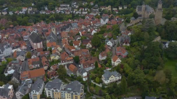 Almanya Daki Kronberg Kalesi Şehrin Havadan Görüntüsü Sonbaharda Bulutlu Bir — Stok video