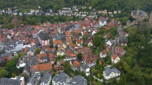 ドイツの都市と城クロンベルクの空中ビュー 秋の曇りの日に — ストック動画