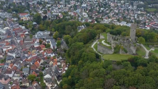 从空中俯瞰德国城市和城堡Knigstein Taunus 秋天的阴天 — 图库视频影像