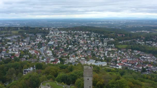 从空中俯瞰德国城市和城堡Knigstein Taunus 秋天的阴天 — 图库视频影像