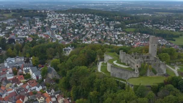 从空中俯瞰德国城市和城堡Knigstein Taunus 秋天的阴天 — 图库视频影像