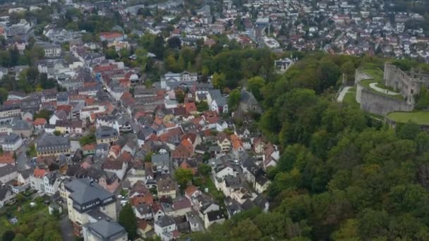 都市と城の空中ビュードイツのKnigstein Taunus 秋の曇りの日に — ストック動画