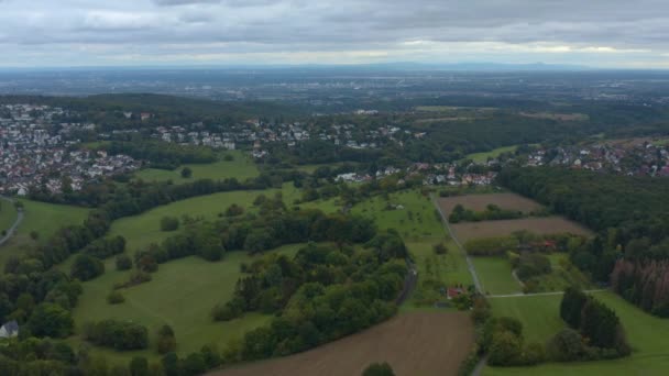 Luftaufnahme Der Stadt Und Burg Königstein Taunus Deutschland Einem Bewölkten — Stockvideo