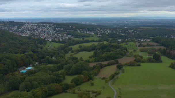 Almanya Daki Koenigstein Taunus Kalesinin Şehrin Havadan Görünüşü Sonbaharda Bulutlu — Stok video