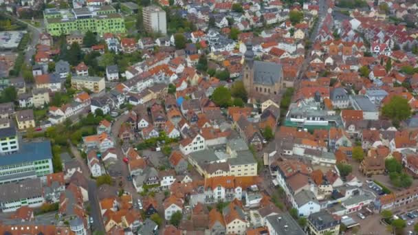 ドイツの都市ホフハイムの空中ビュー 秋の曇りの日に — ストック動画