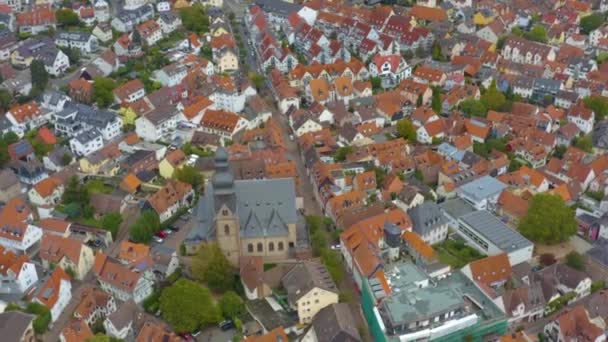 ドイツの都市ホフハイムの空中ビュー 秋の曇りの日に — ストック動画