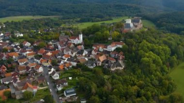 Hering şehrinin havadan görünüşü, Almanya 'da Otzberg im Odenwald. Sonbaharda bulutlu bir günde.