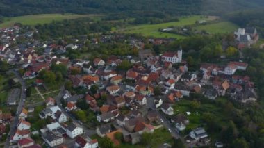 Hering şehrinin havadan görünüşü, Almanya 'da Otzberg im Odenwald. Sonbaharda bulutlu bir günde.