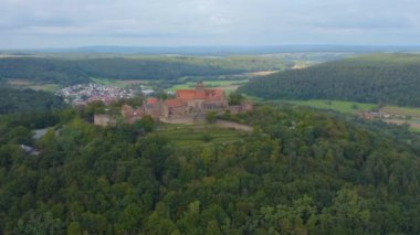Almanya 'daki Burg Breuberg kalesinin hava görüntüsü. Sonbaharda bulutlu bir günde. 