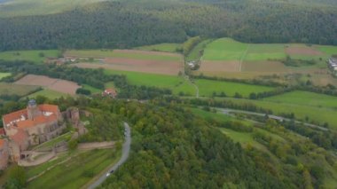 Almanya 'daki Burg Breuberg kalesinin hava görüntüsü. Sonbaharda bulutlu bir günde. 
