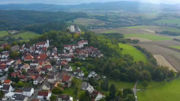 Hering Şehrinin Havadan Görünüşü Almanya Otzberg Odenwald Sonbaharda Bulutlu Bir — Stok video