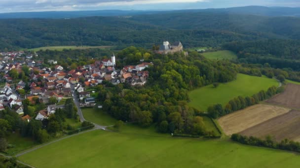 Hering Şehrinin Havadan Görünüşü Almanya Otzberg Odenwald Sonbaharda Bulutlu Bir — Stok video